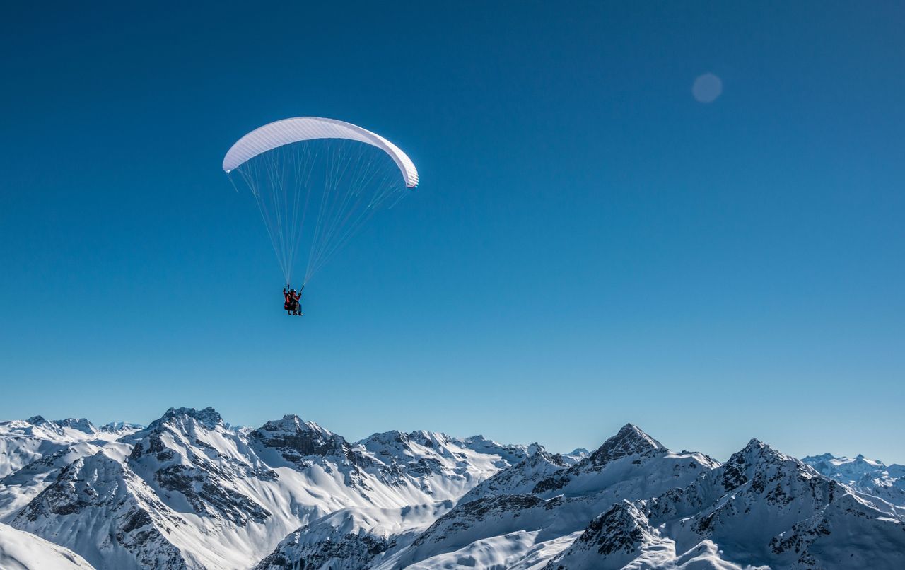 Klosters Gleitschirmfliegen mit Privatpilot halber Tag