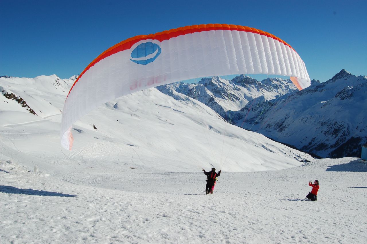 Klosters Gleitschirmfliegen mit Privatpilot halber Tag