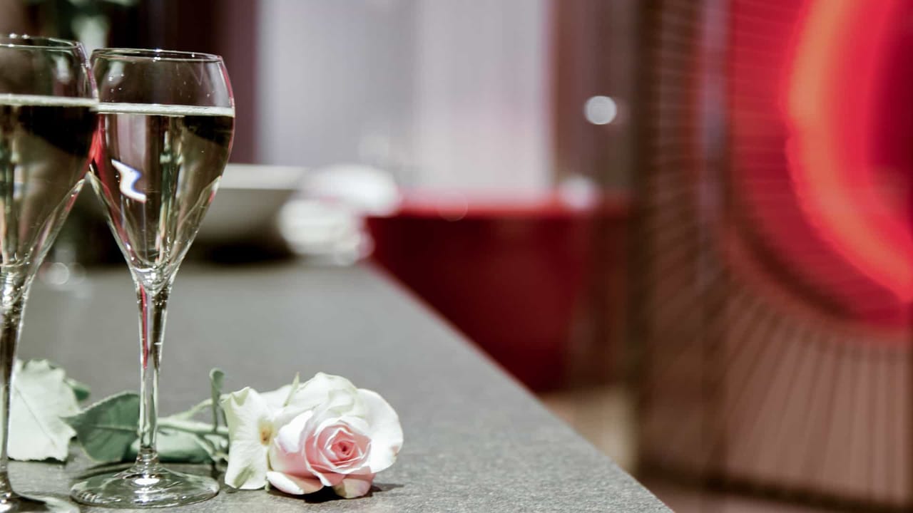 Privat Whirlpool mit Prosecco im Eiger Mountain & Soul Resort in Grindelwald