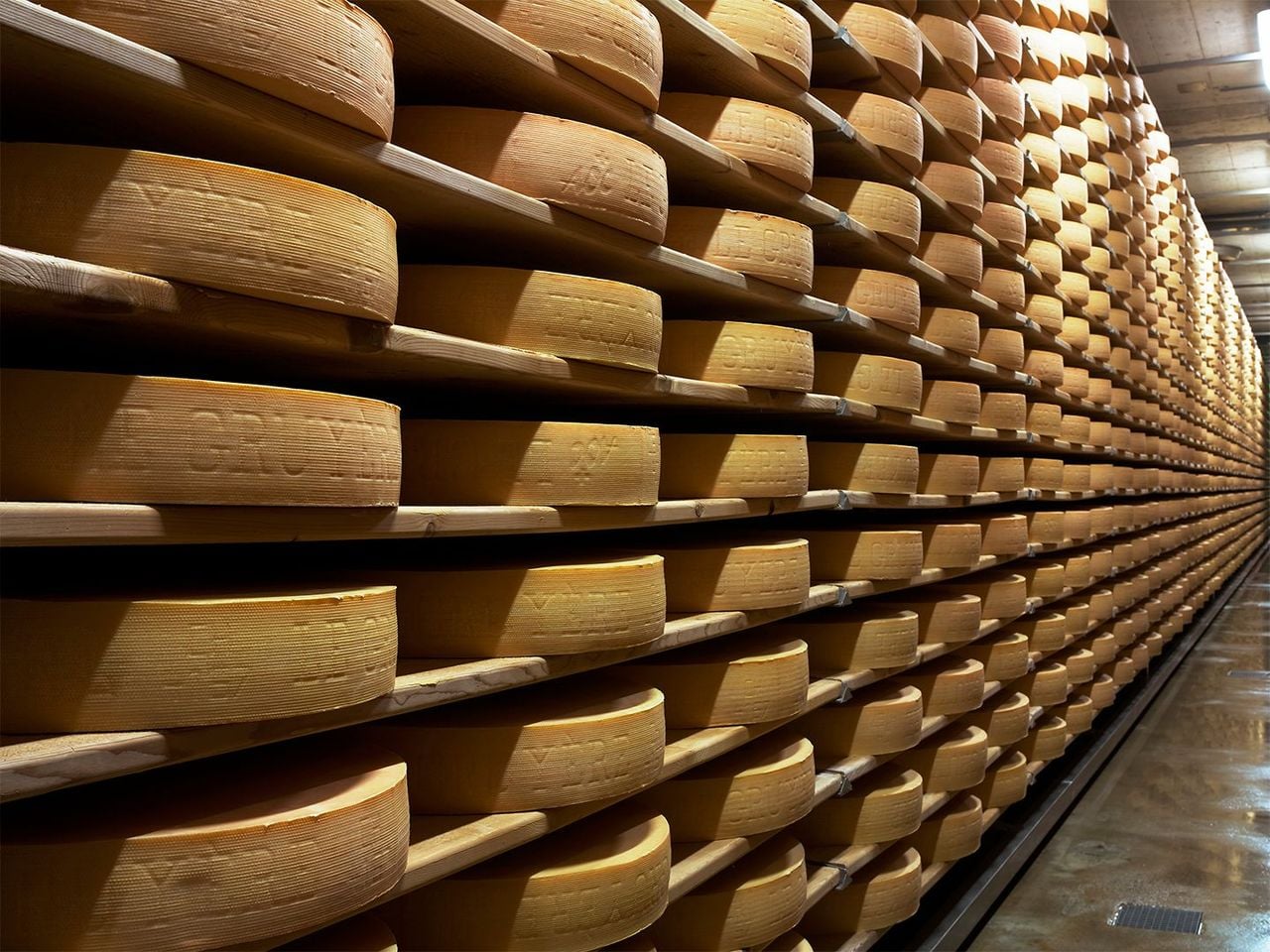 From Geneva: Winter Bus Tour to Gruyères, Chocolate Factory, and Cheese Dairy