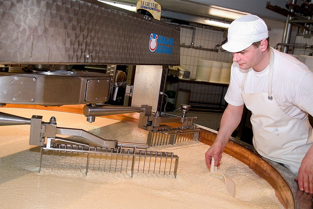 From Geneva: Winter Bus Tour to Gruyères, Chocolate Factory, and Cheese Dairy