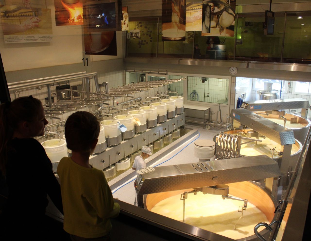 From Geneva: Winter Bus Tour to Gruyères, Chocolate Factory, and Cheese Dairy