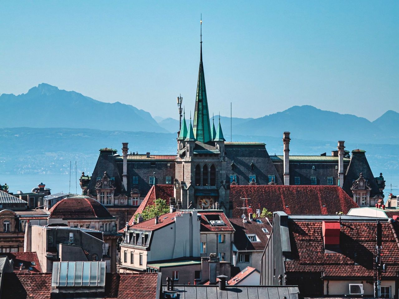 From Geneva airport: private transfer to Lausanne