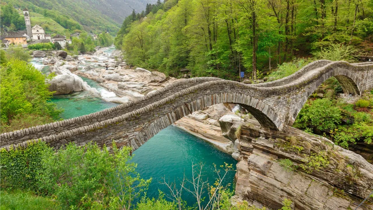 Ab Lugano: privater Tagesausflug Verzasca Tal und Lago Maggiore