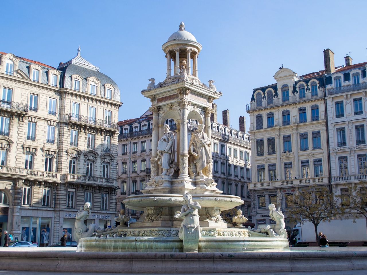 From Geneva or Geneva Airport: Transfer to Lyon in France