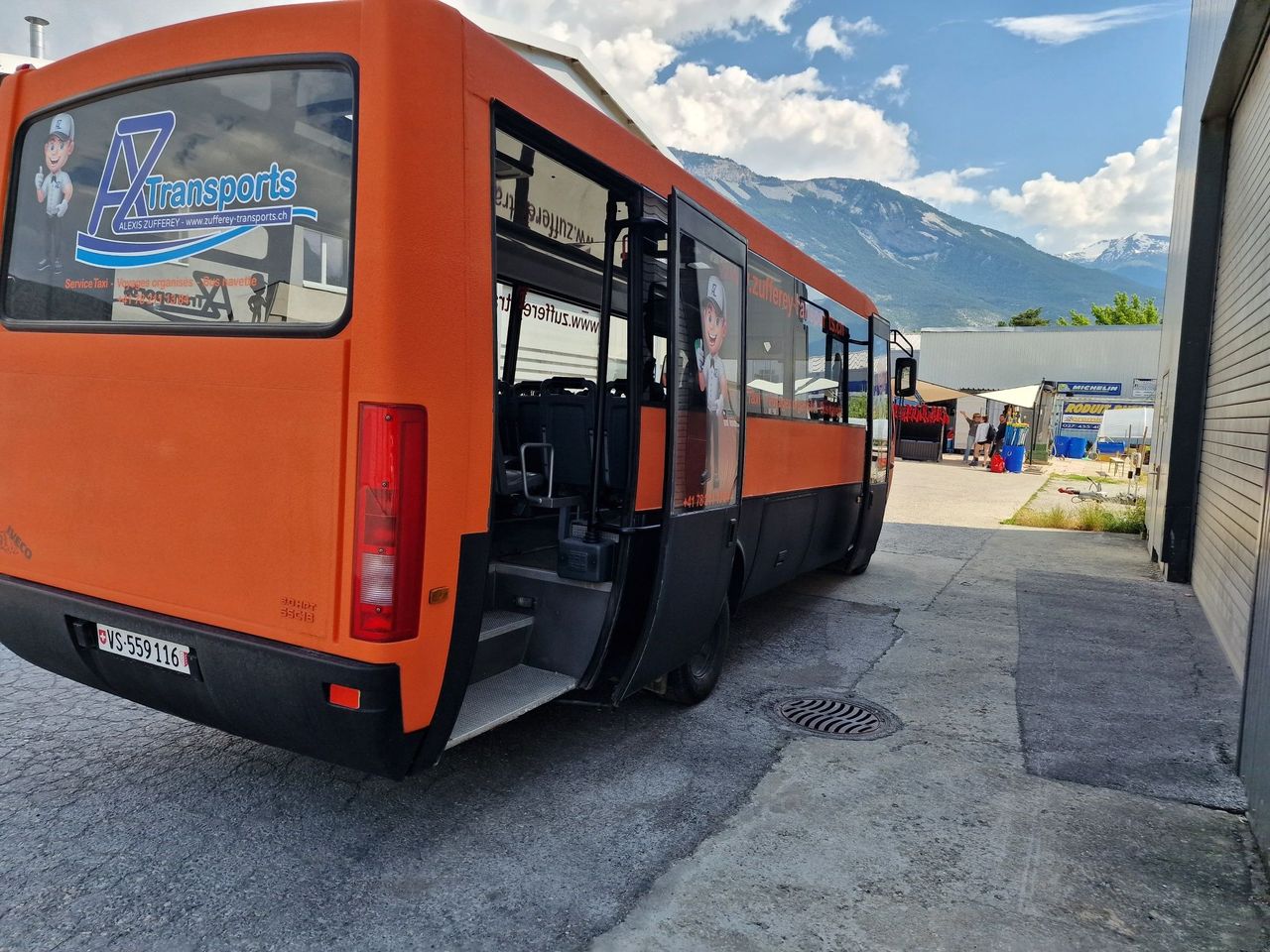 To Zurich Airport: Transfer by minibus