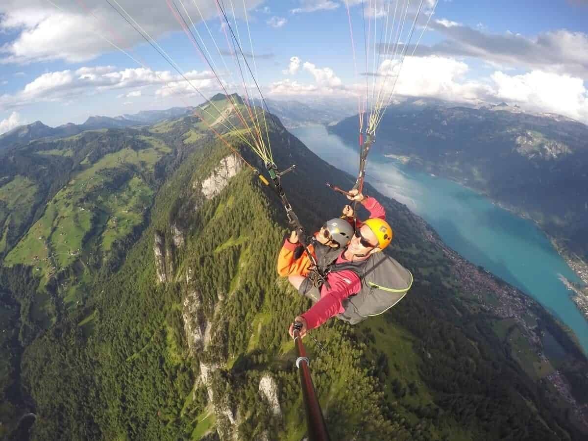 Beatenberg Gleitschirmfliegen Tandem im Sommer ab Interlaken