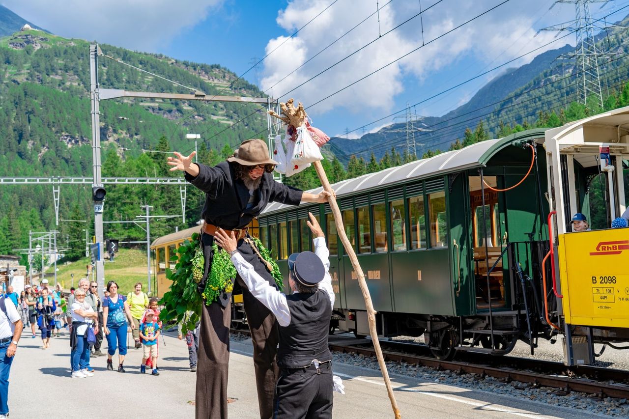 Clà Ferrovia Reise ins Gletscherland Rhätische Bahn Ticket ab St. Moritz