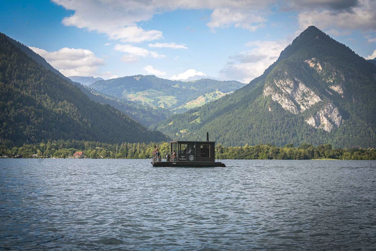 Kayak tour and sauna boat on Lake Thun