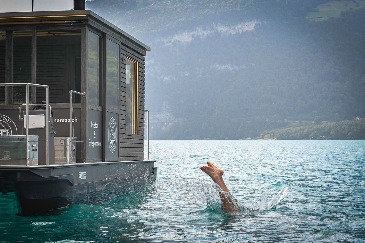Kayak tour and sauna boat on Lake Thun
