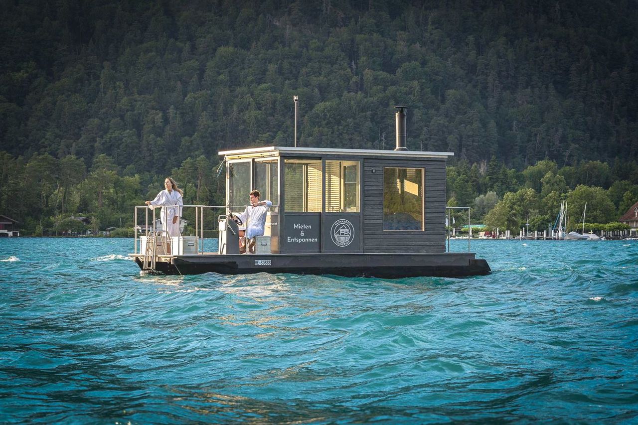 Kayak tour and sauna boat on Lake Thun
