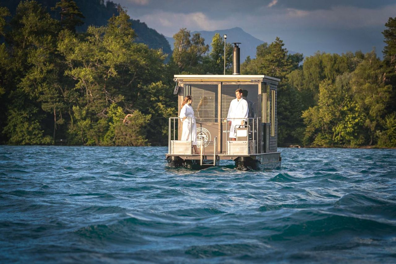 Kayak tour and sauna boat on Lake Thun