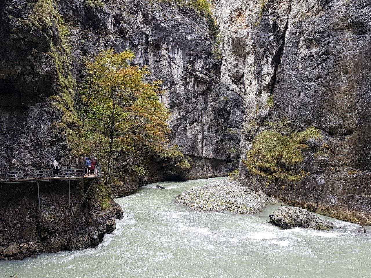 From Interlaken: Day tour Lake Brienz, Aare Gorge and Waterfall