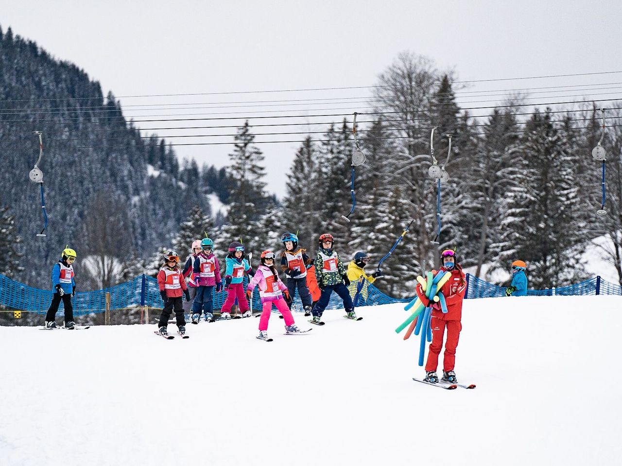 Männlichen Skischule Gruppenunterricht für Kinder