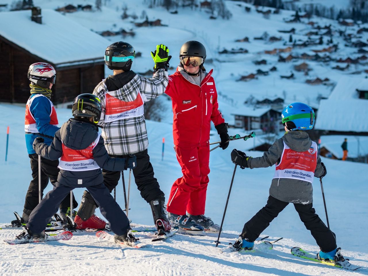 Männlichen Skischule Gruppenunterricht für Kinder