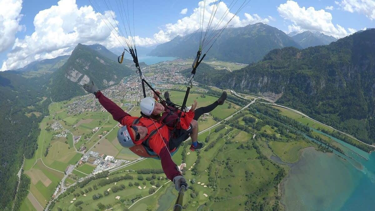 Beatenberg Gleitschirmfliegen Tandem im Sommer ab Interlaken