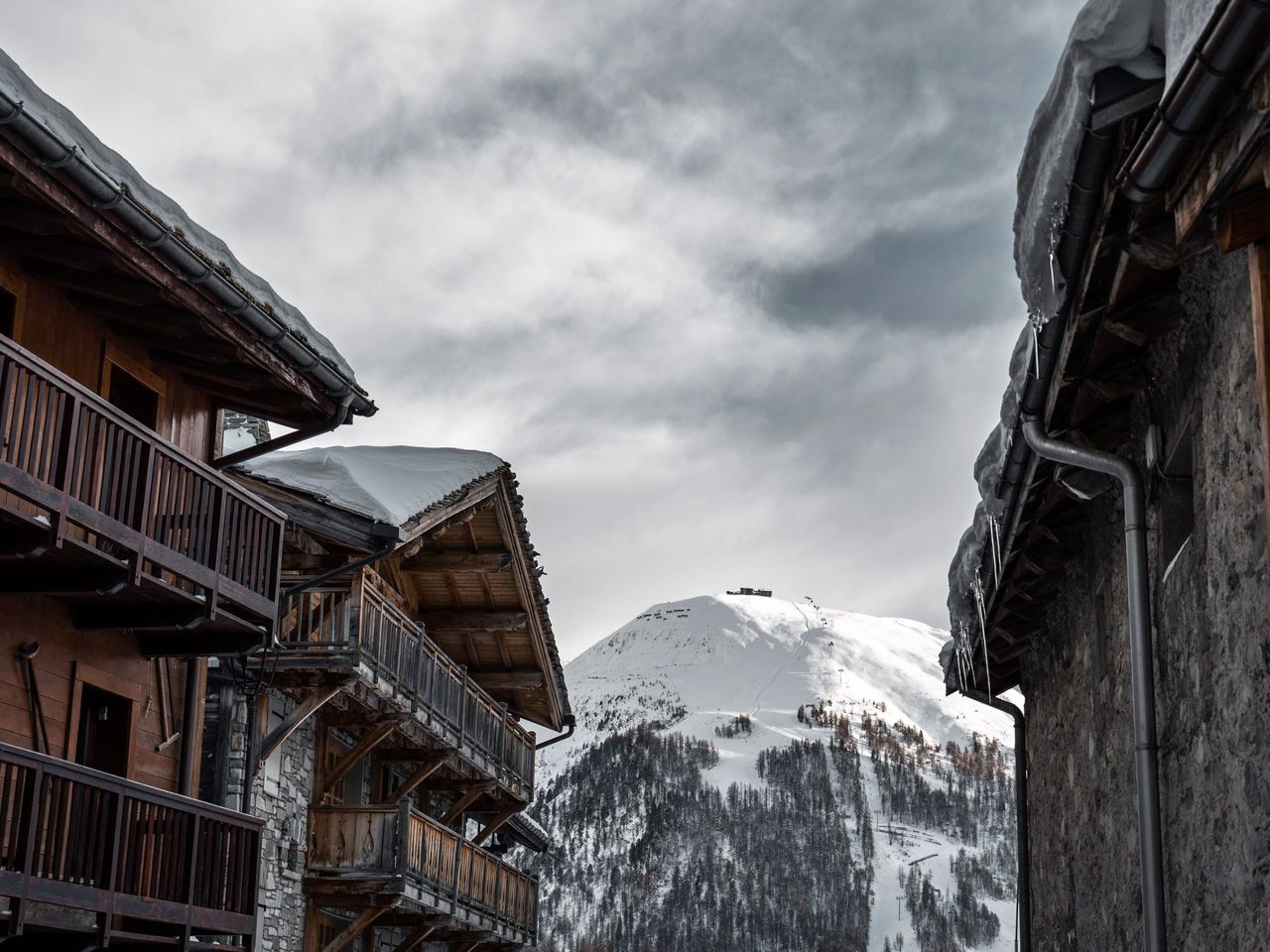 From Geneva or Geneva Airport: transfer to popular places in the French Alps