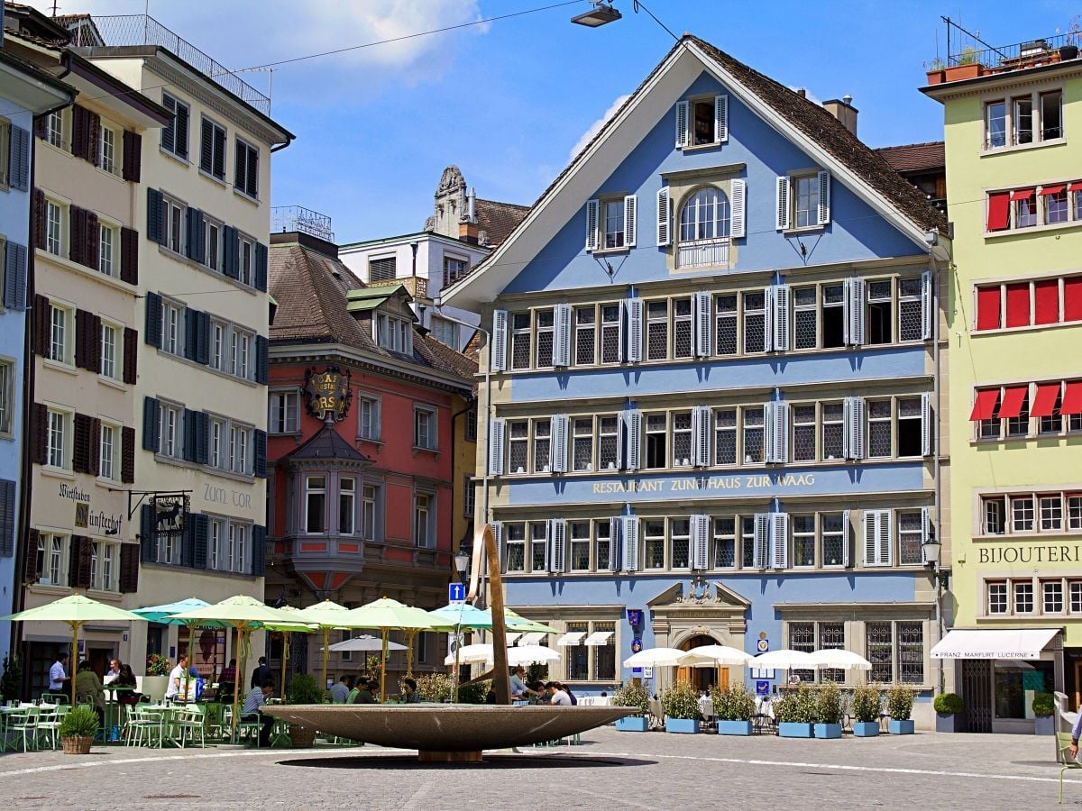Burger-Tuk mit Beilagen und Wein in Zürich