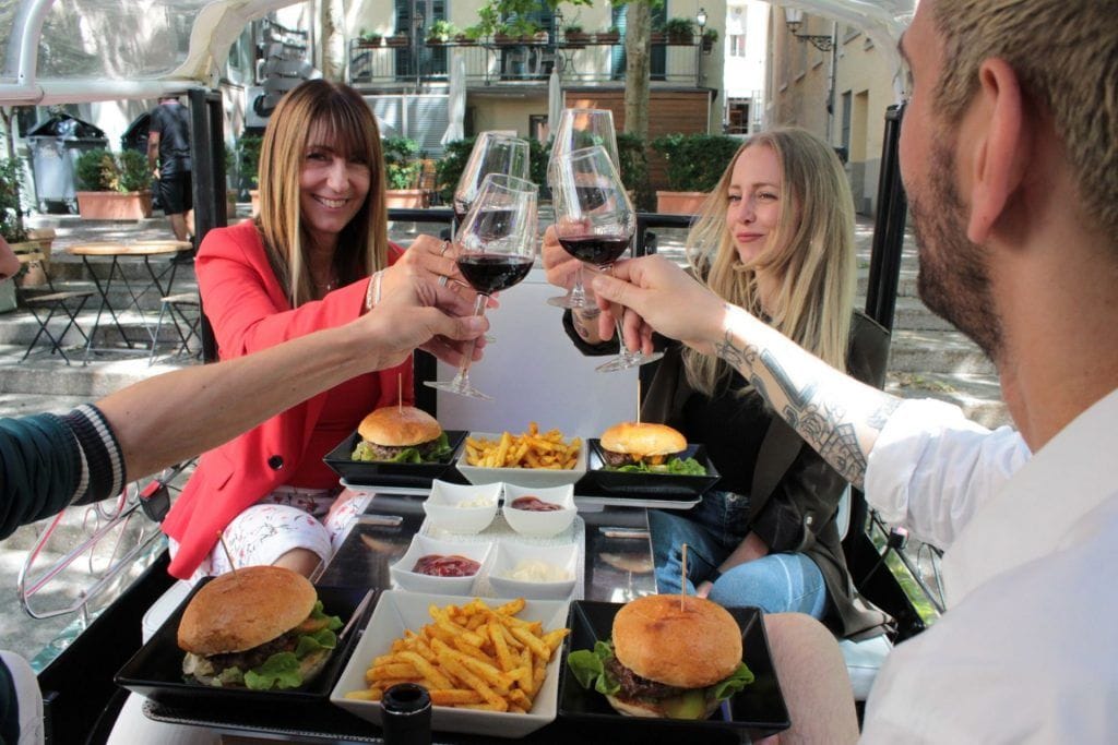 Burger-Tuk mit Beilagen und Wein in Zürich