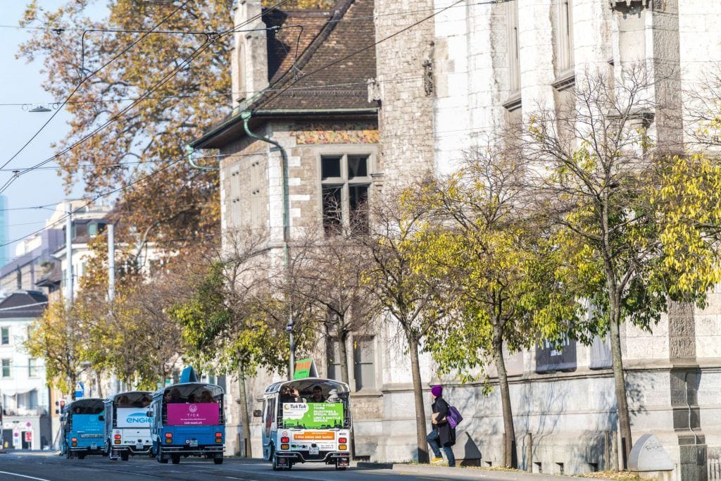Burger-Tuk mit Beilagen und Wein in Zürich