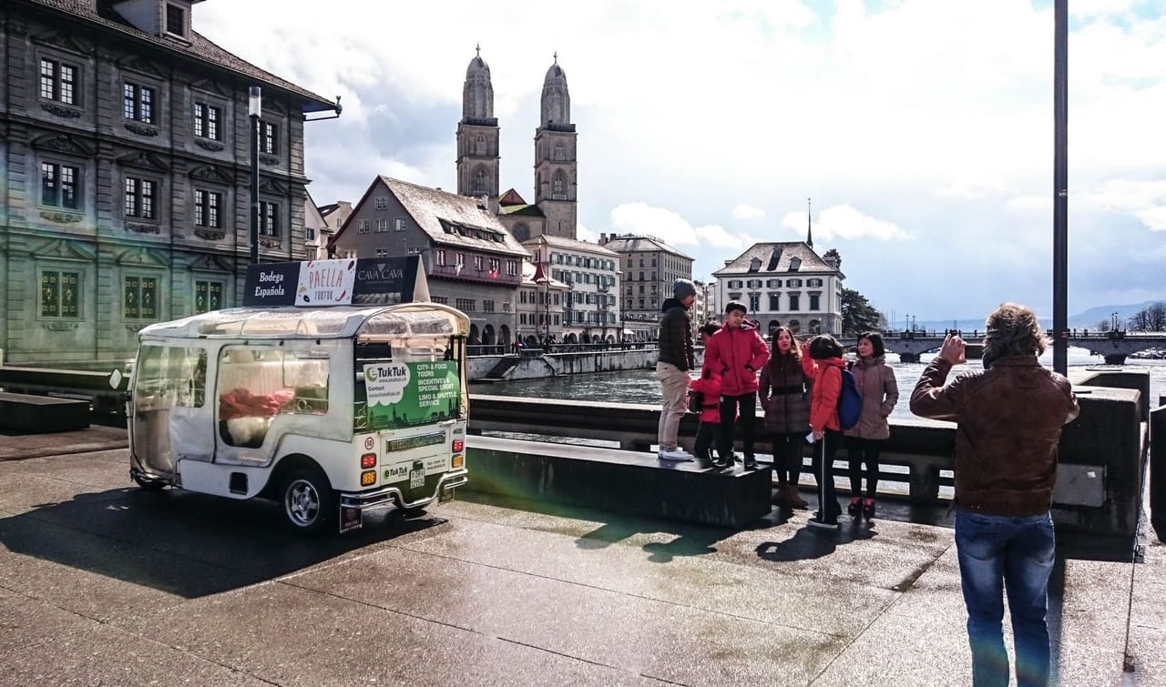 Burger-Tuk mit Beilagen und Wein in Zürich