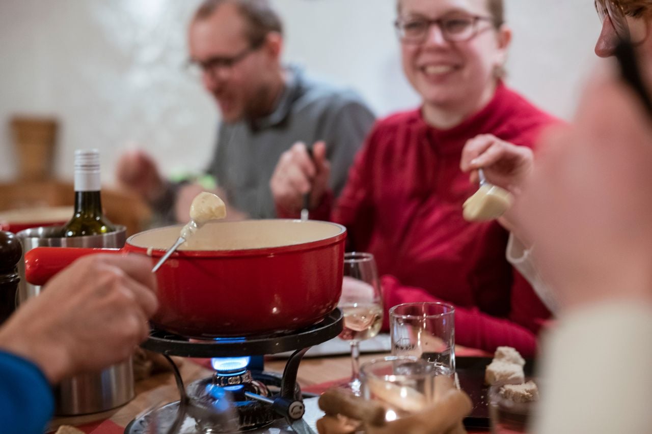 Fondue à la pleine lune à la Bättmerhitta avec randonnée en raquettes en option à Bettmeralp