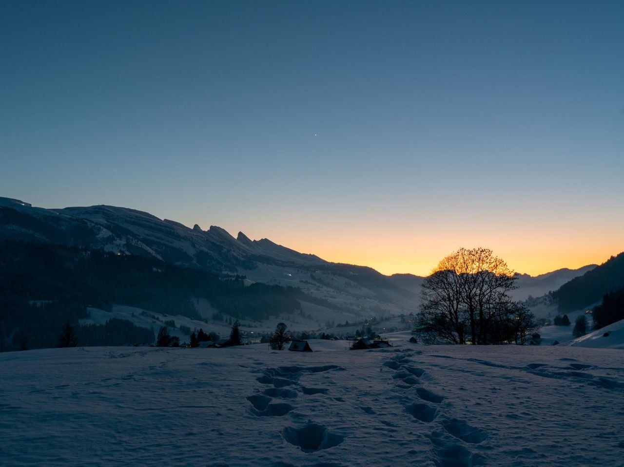 Abend-Schneeschuhwanderung mit Käsefondue am Lagerfeuer