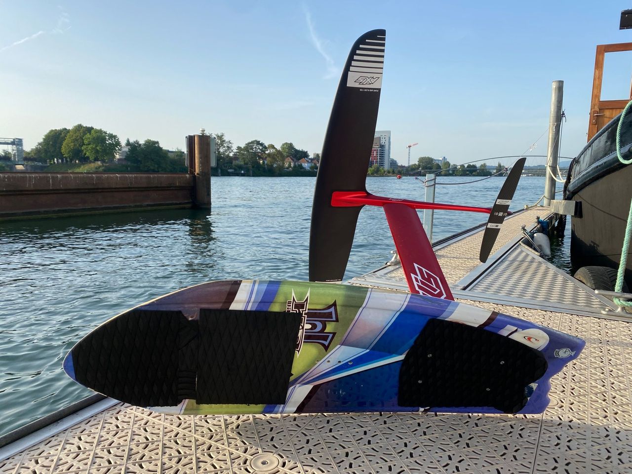 Foilen auf dem Rhein hinter dem Motorboot in Basel