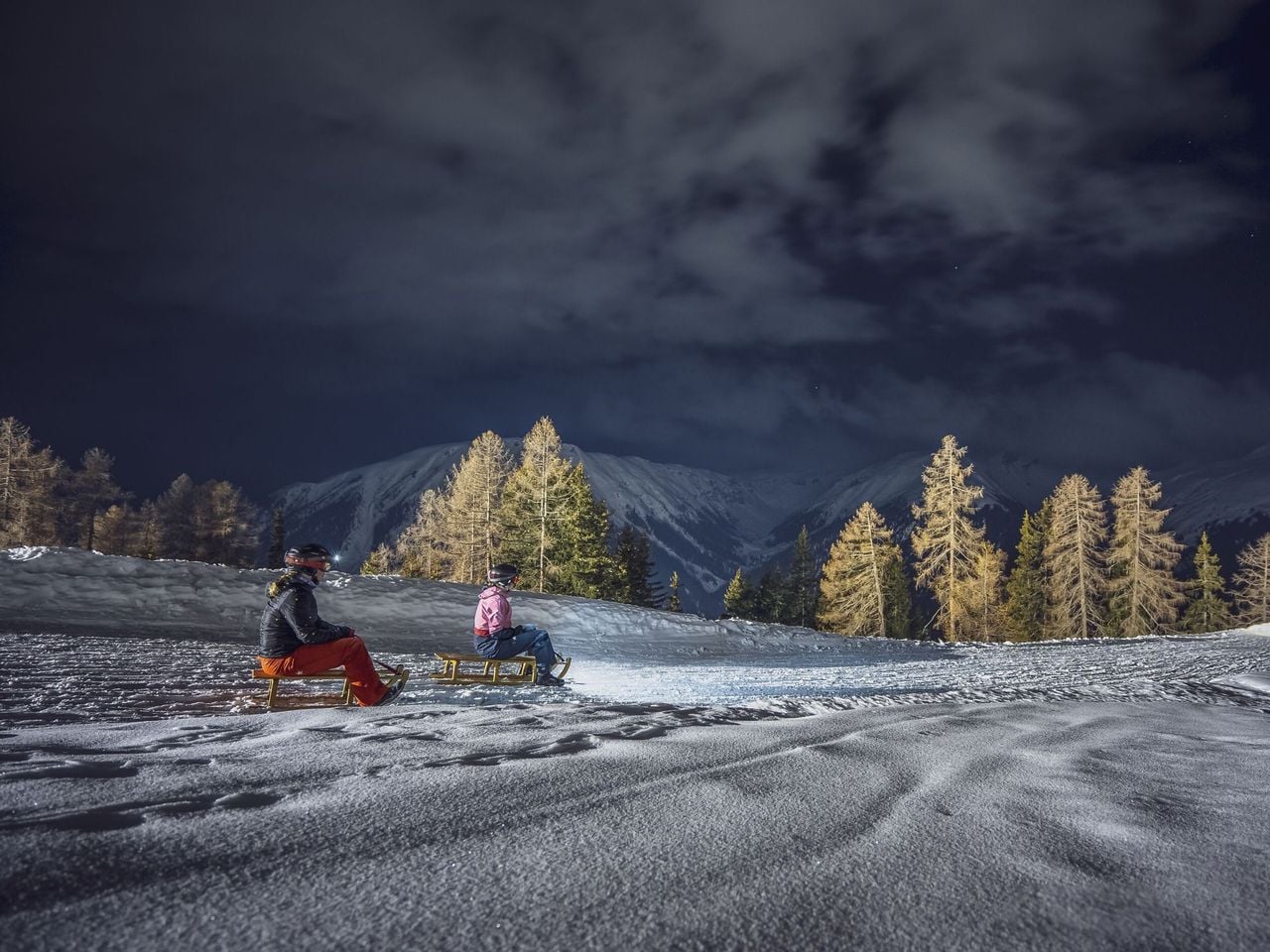 Evening sledding at Rinerhorn incl. a single ticket and fondue.