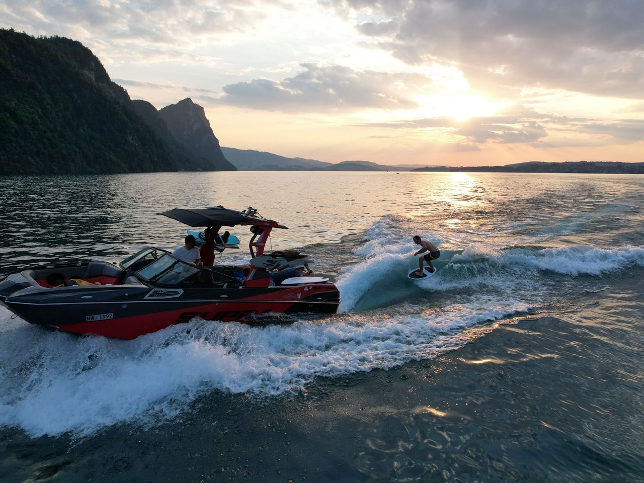 Öffentliches Wakeboarden oder Wakesurfen Vierwaldstättersee