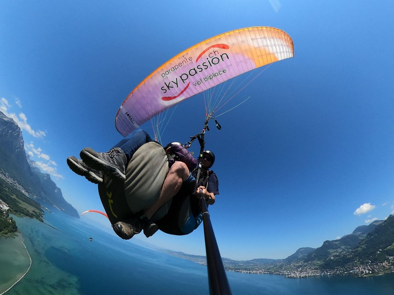 Montreux Gleitschirmfliegen Tandem über der Riviera