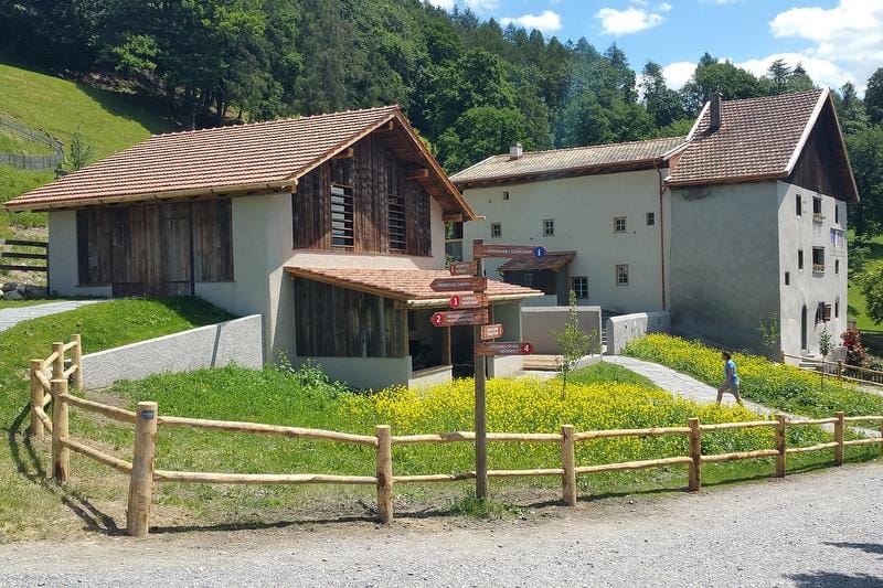 Führung durch Heidis Zuhause im Heididorf in Maienfeld