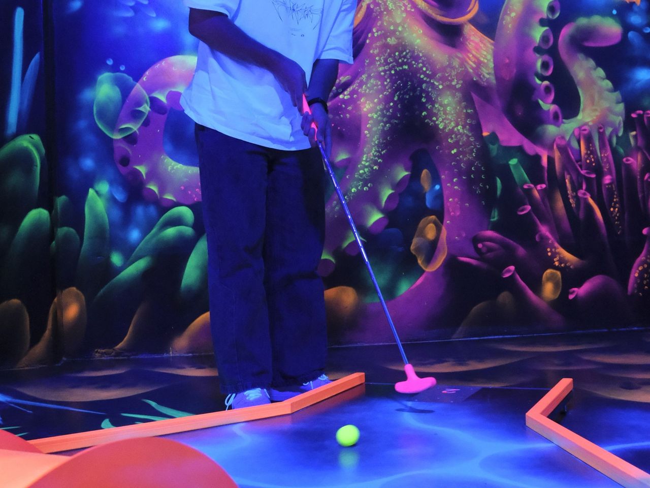 Schwarzlicht Minigolf in Basel
