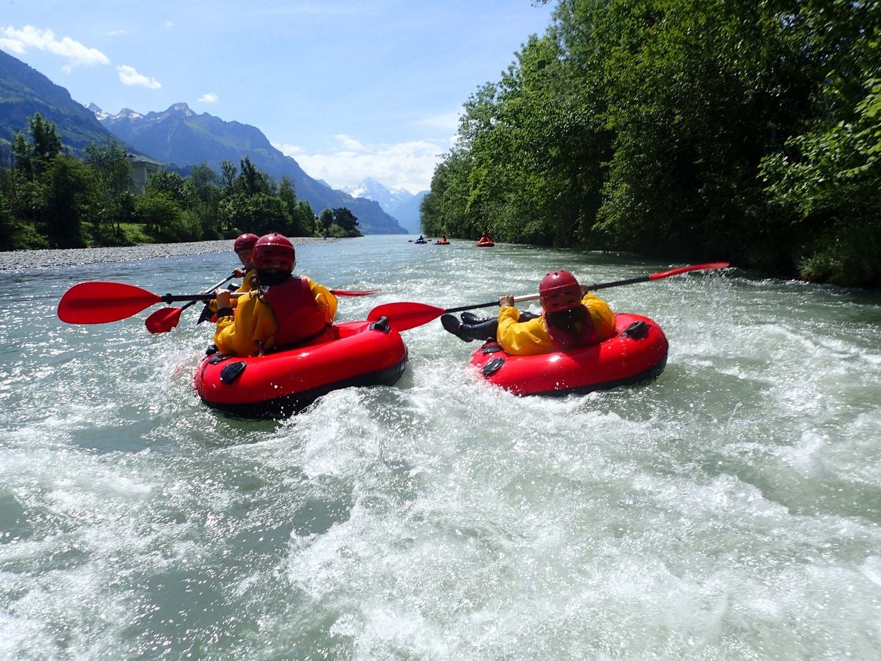 River Tubing: Fahrt mit Gummireifen über den Fluss Muota 