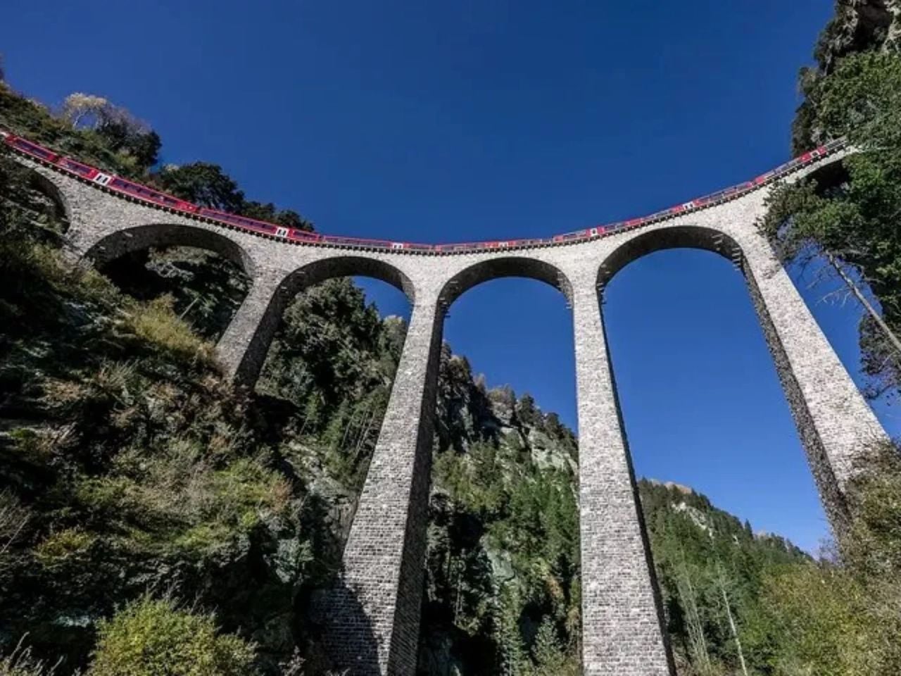 Ab Zürich: Mit der Rhätischen Bahn zum Viadukt, dem Albula-Eisenbahnmuseum und St. Moritz