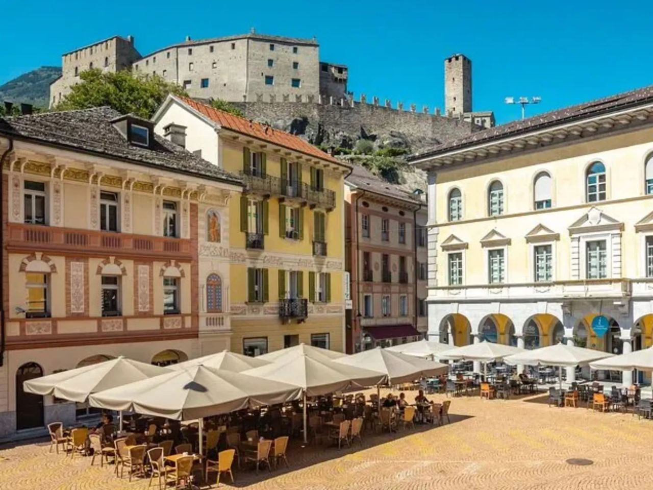 Ab Zürich: Alpenzug ins Tessin mit Burgen, Steindorf, See und regionaler Küche