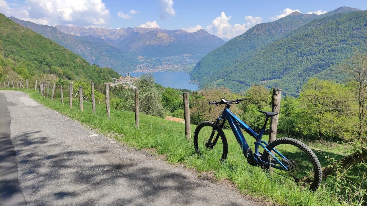 Tour autoguidato in e-bike in Valle Intelvi, tra il Lago di Como e il Lago di Lugano