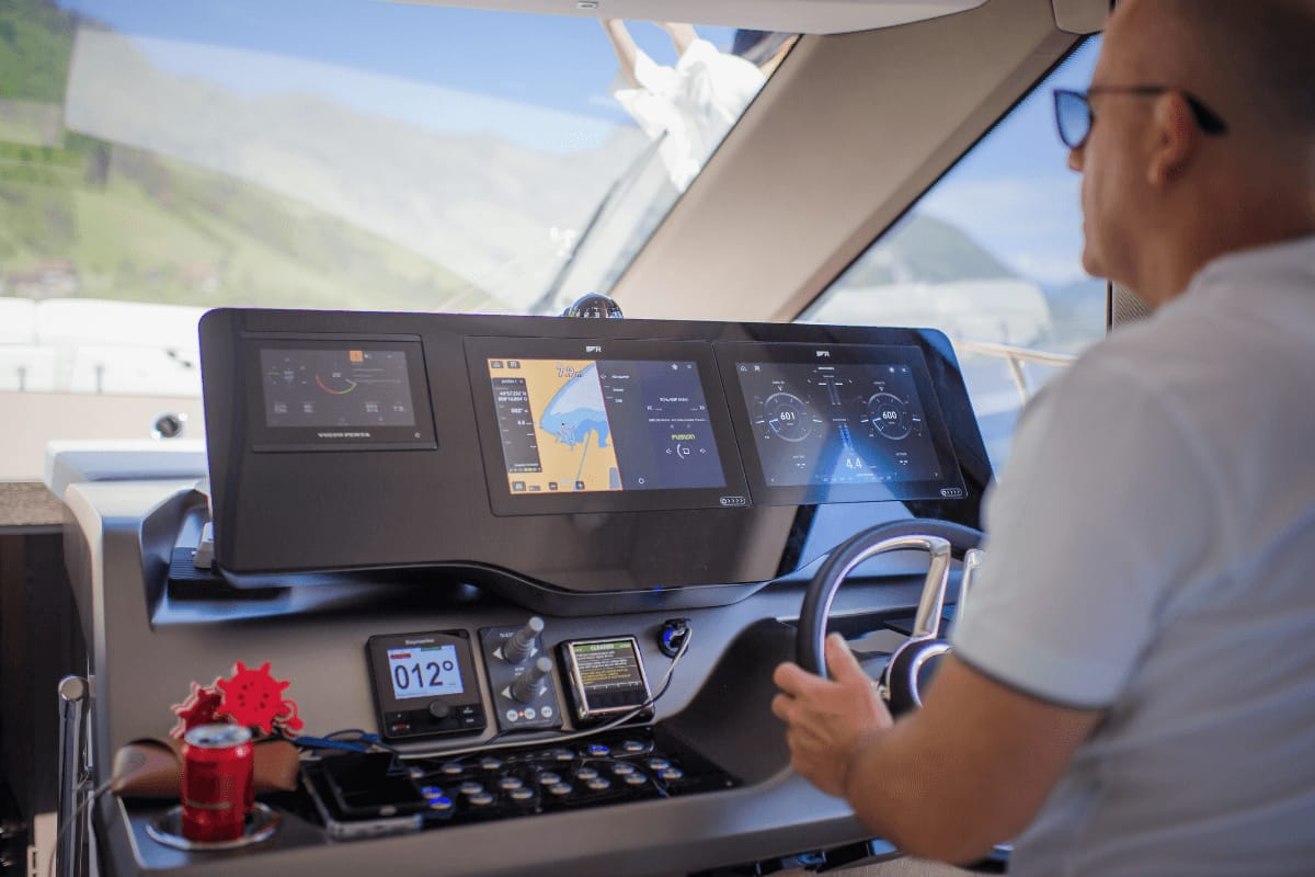 “Luxusyacht Premium Tagescharter” mit Skipper