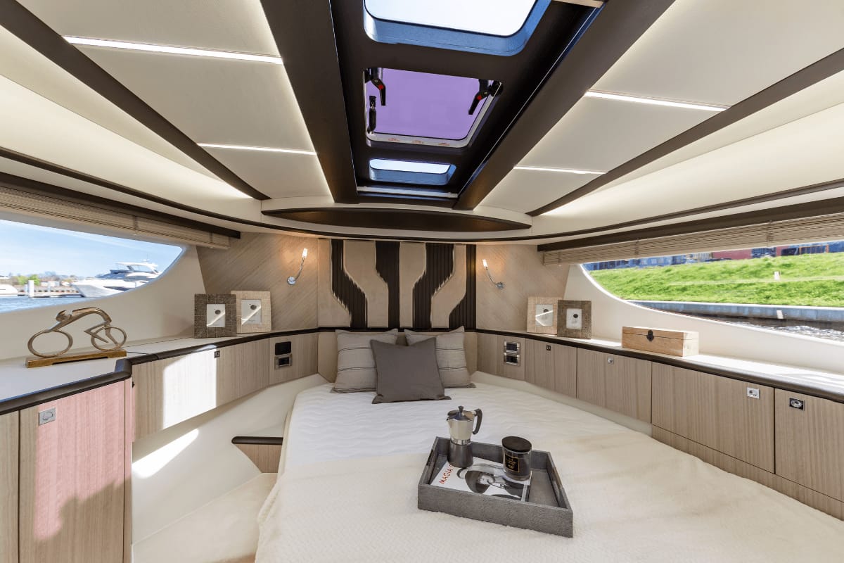“Luxusyacht Premium Tagescharter” mit Skipper