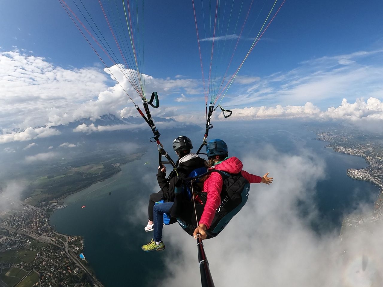 Montreux Gleitschirmfliegen Tandem über der Riviera
