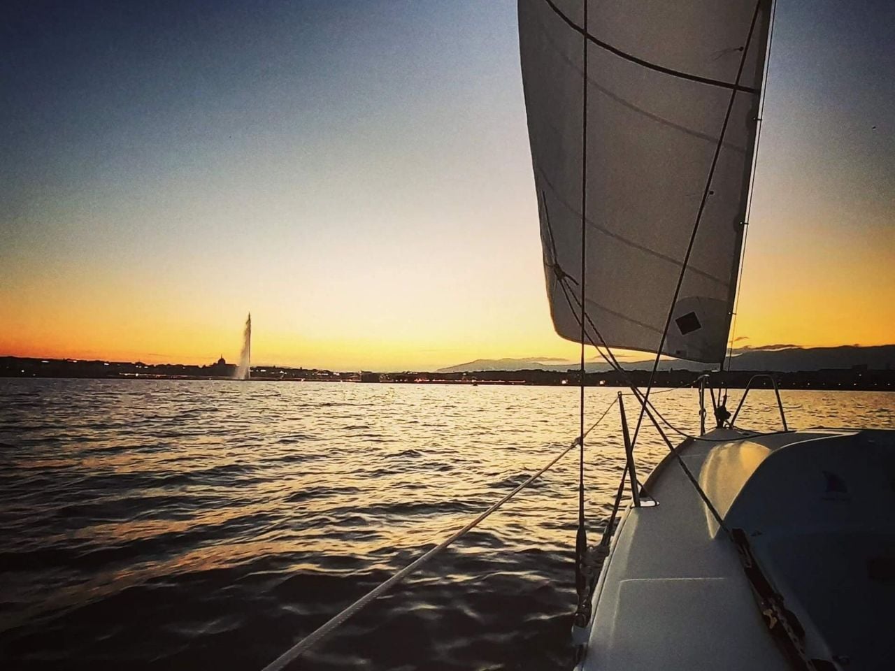 Privater Segelboot Ausflug in den Sonnenuntergang ab Genf