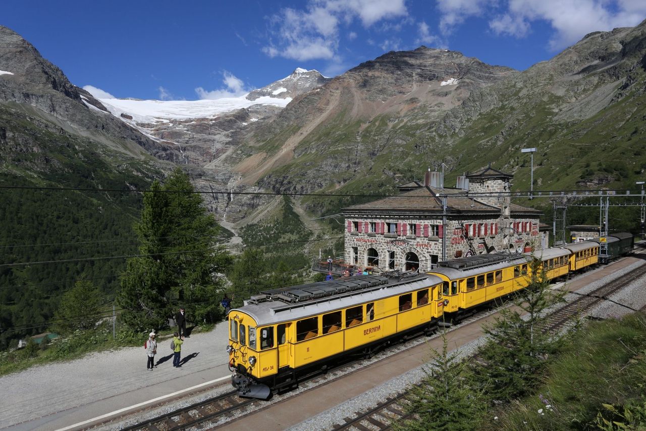 Clà Ferrovia Reise ins Gletscherland Rhätische Bahn Ticket ab St. Moritz