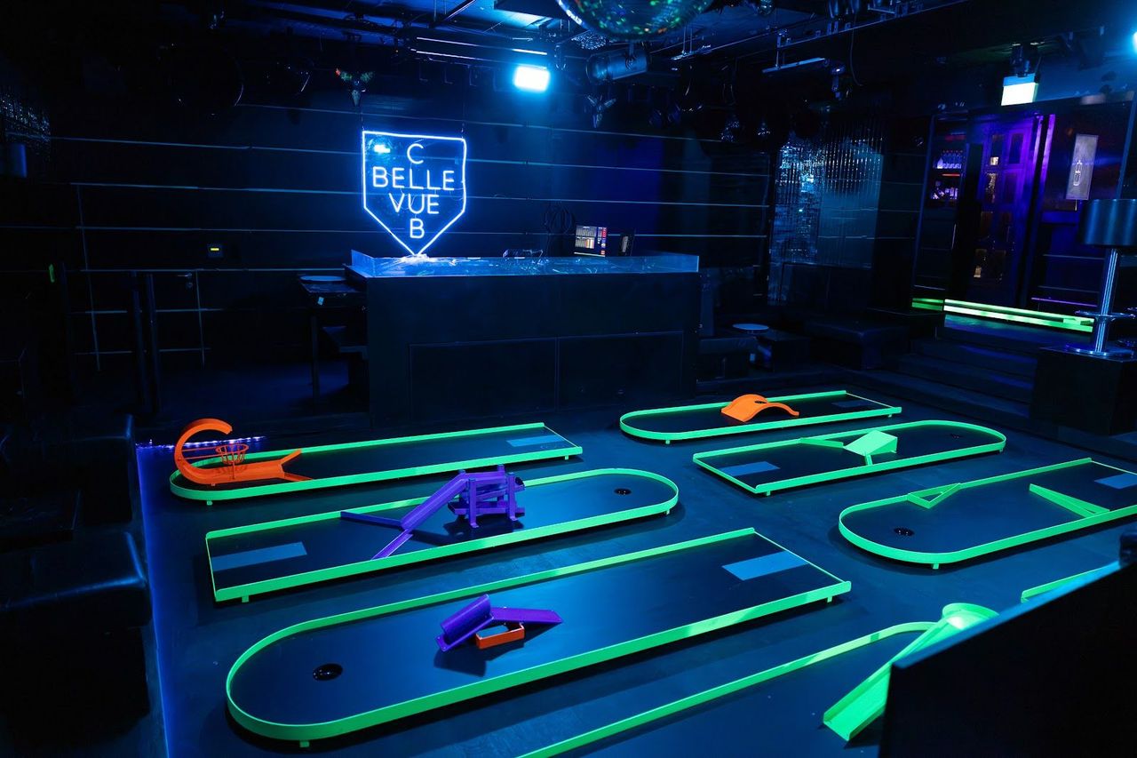Minigolf néon au Club Bellevue à Zurich