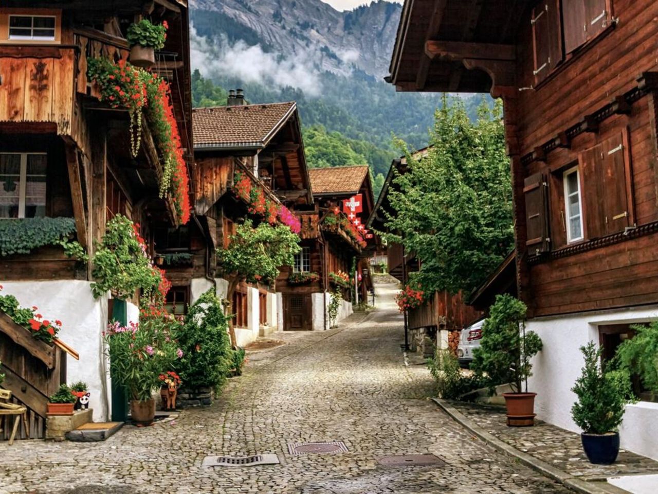 From Bern: Private Lakes and Waterfalls Tour
