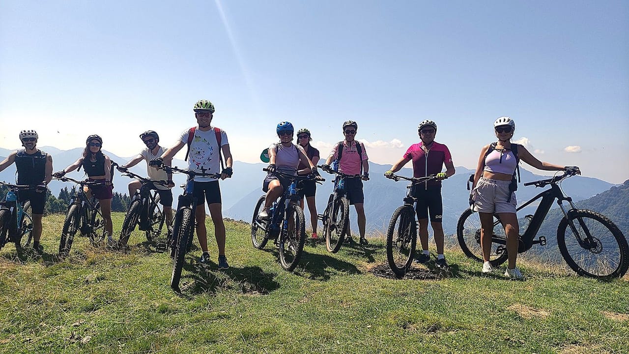 Tour panoramico guidato in e-bike sopra il lago di Como