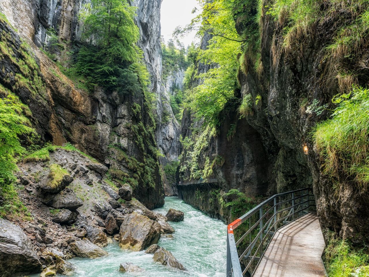 From Bern: Private Lakes and Waterfalls Tour