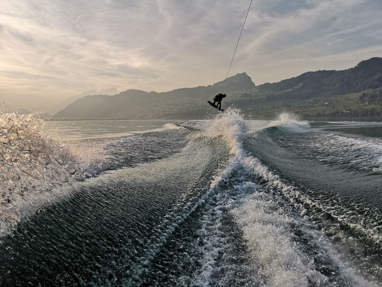 Öffentliches Wakeboarden oder Wakesurfen Vierwaldstättersee