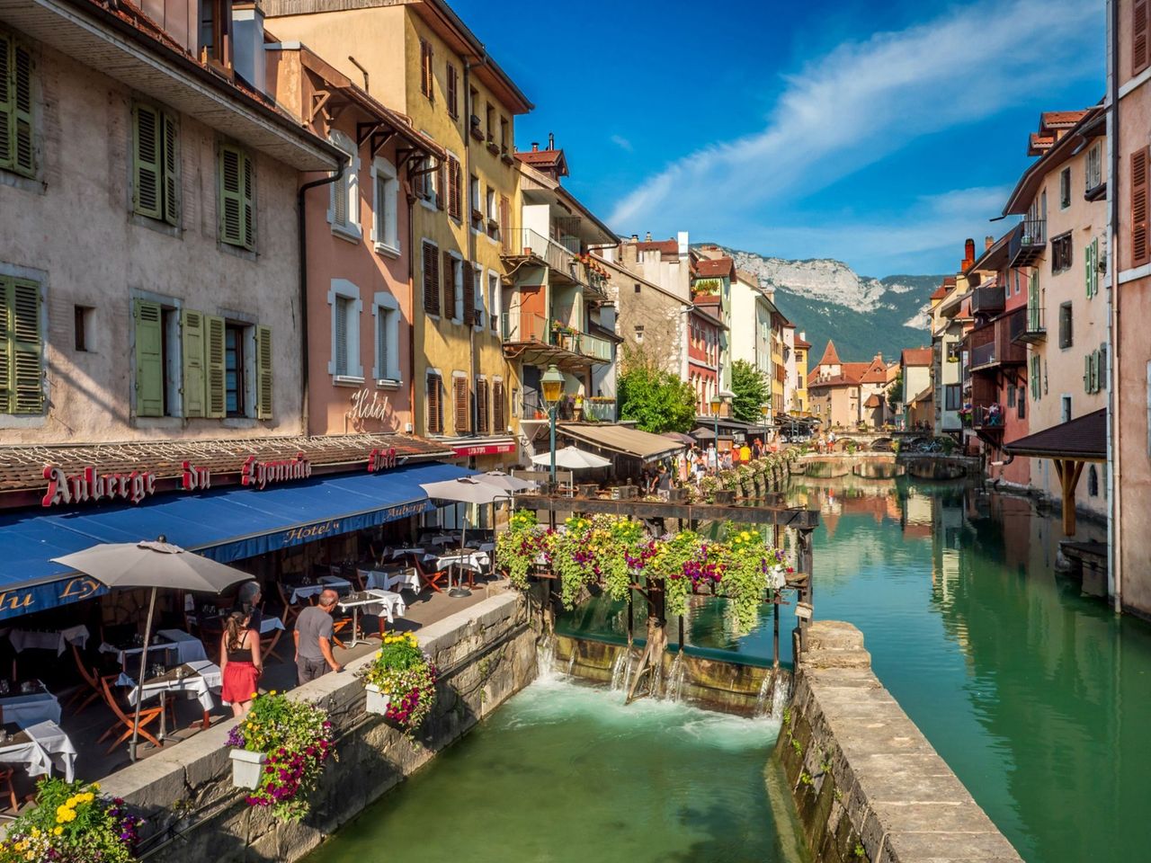 Starting from Geneva: Bus Tour to Annecy, Geneva, and Boat Ride