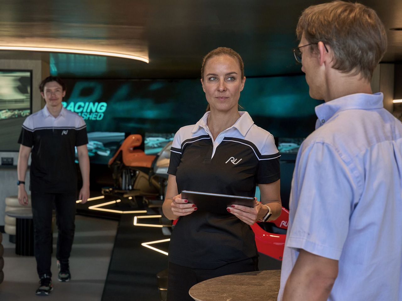 Racing Unleashed - Fahrt im Rennsimulator in der Stadt Zürich mit optionalem Essen