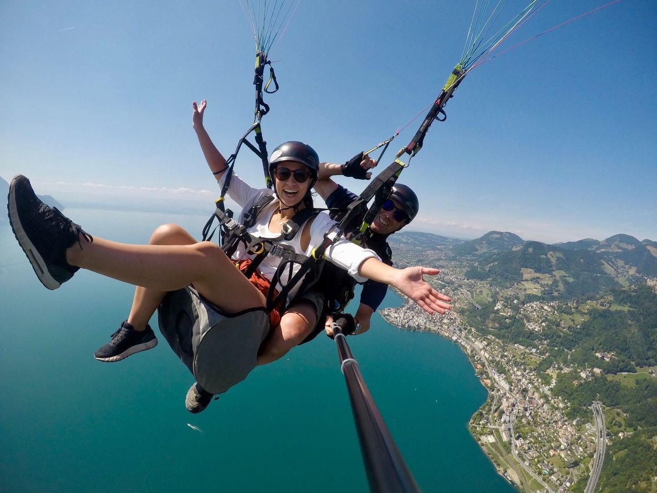 Montreux Gleitschirmfliegen Tandem über der Riviera